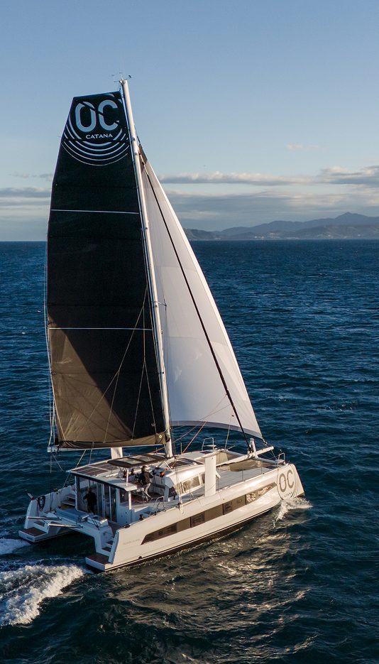 Catamaran toutes voiles déployées
